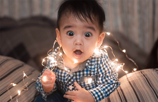 bambino stupore luci