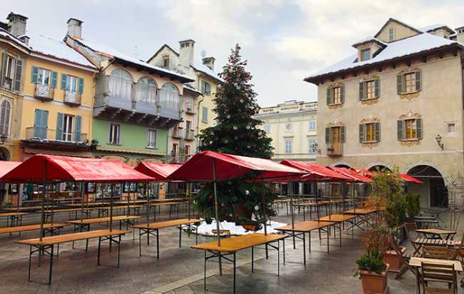 bancarelle natale vuote piazza mercato