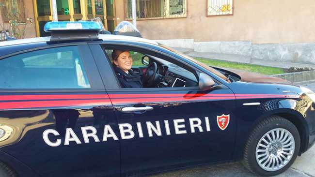 carabiniere donna auto domo