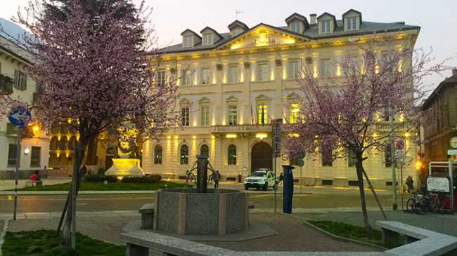 domo comune fontana luci sera