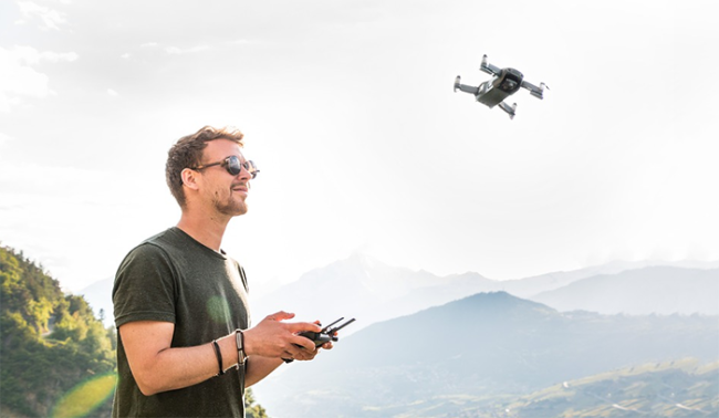 drone pilota montagne