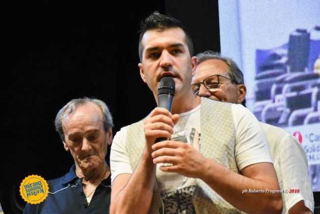 il cantante della solidarieta