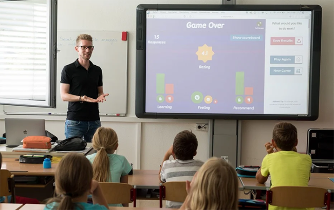 insegnante professore lezione lavagna lim