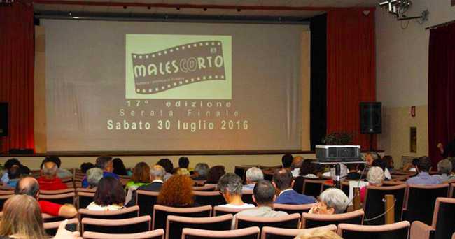 malescorto sala poltrone pubblico