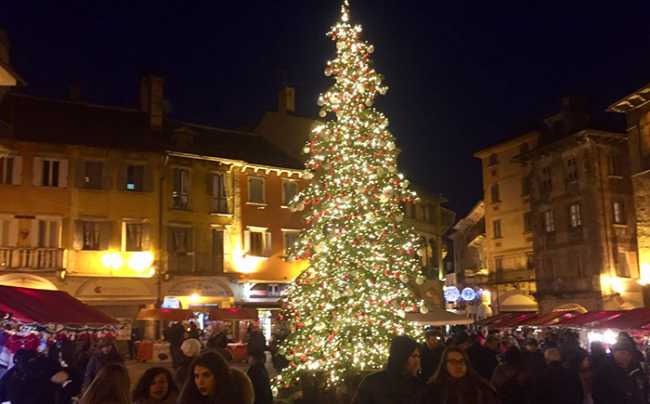 mercatino natale domo 18 piazza albero notte