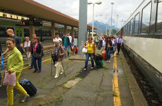 passeggeri ok treno stazione domo