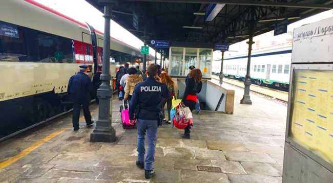 polizia binario treno gente