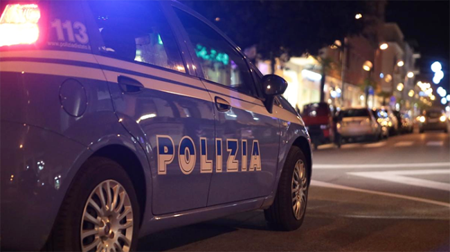 polizia strada notte scritta auto