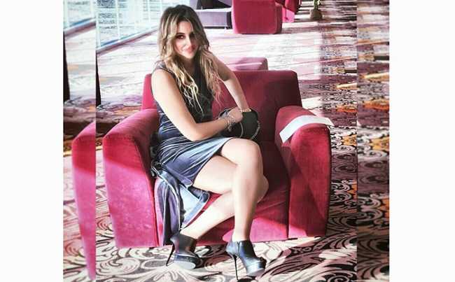 selena russo poltrona rosso