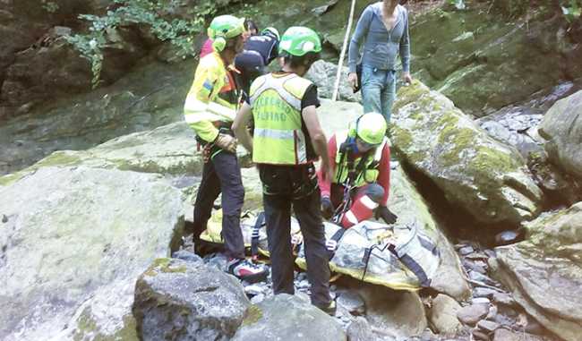 soccorso barella fiume