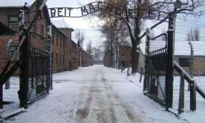 1280px Auschwitz I entrance snow