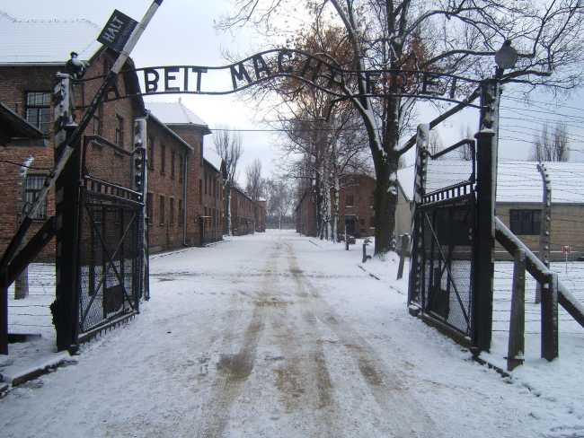 1280px Auschwitz I entrance snow