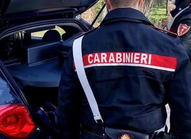 Carabinieri spalle
