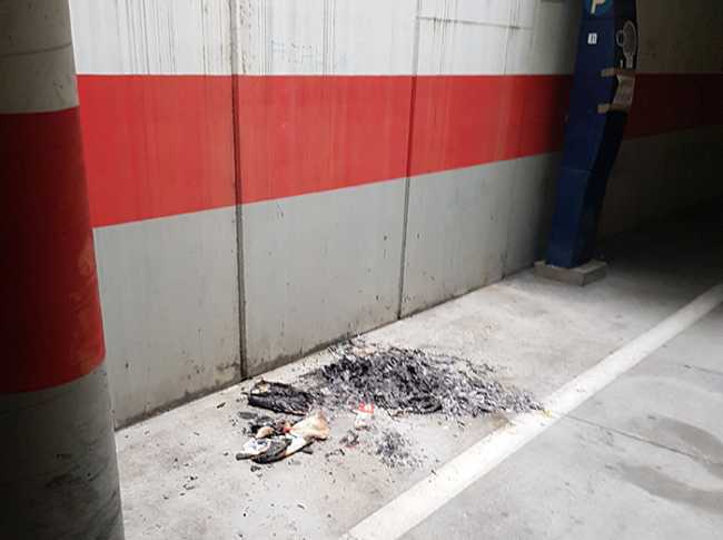 Cartoni incendiati posteggio