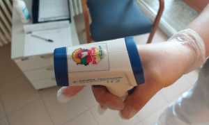 Il termometro donato dallassociazione alla Rsa di Baceno