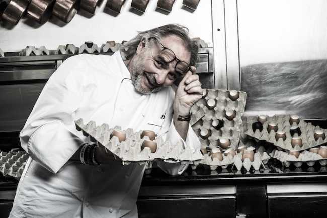 Marco Sacco Portrait in cucina con le uova5 lr