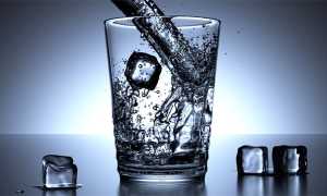 acqua bicchiere ghiaccio versata