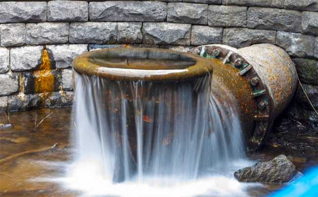 acqua sasso fontana tubo