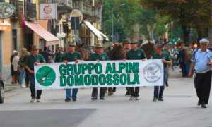 alpini domo sfilata striscione