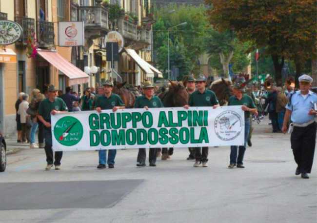 alpini domo sfilata striscione