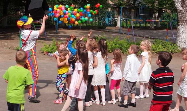 asilo bambini gioco palloncini