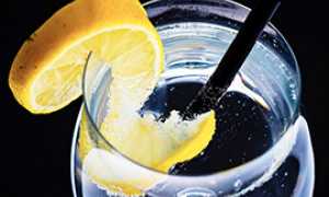 b acqua bicchiere limone