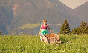 b bambina montagna carriola