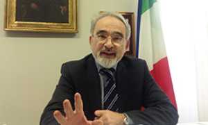 b cattrini mano alzata