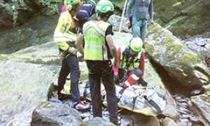 b soccorso barella fiume