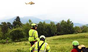 b soccorso elicottero in volo uomini terra