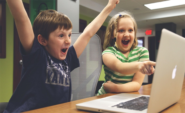 bambini gioia computer