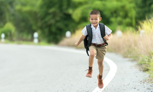 bambino felice salto cartella