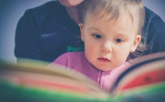 bambino libro lettura