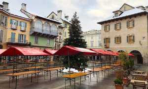 bancarelle natale vuote piazza mercato