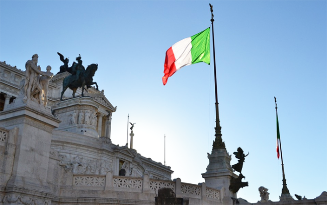 bandiera italia altare patria