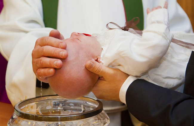 battesimo bambino acqua