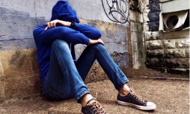 bullismo ragazzo seduto