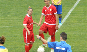 calcio femminile palla arbitro