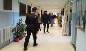 carabinieri corridoio scuola