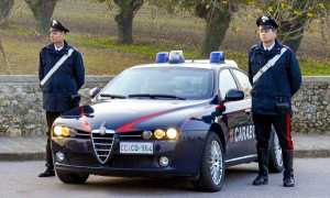 carabinieri militari auto posteggiata