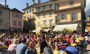 carnevale autunno piazza 18 gente tavoli
