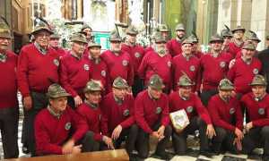 coro alpino maglia rossa