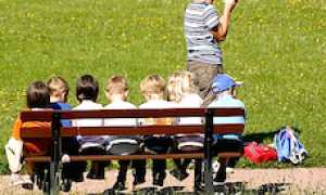 corta bambini seduti