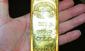 corta lingotto oro mano