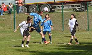 corta masera calcio salto testa