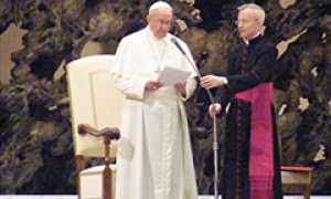 corta papa francesco sala nervi lettura