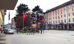 corta piazza stazione bandiere monumento