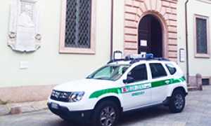 corta polizia municipale sede auto
