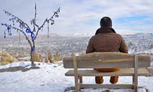 corta uomo solo panorama neve