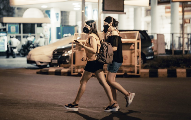 covid ragazze notte mascherina